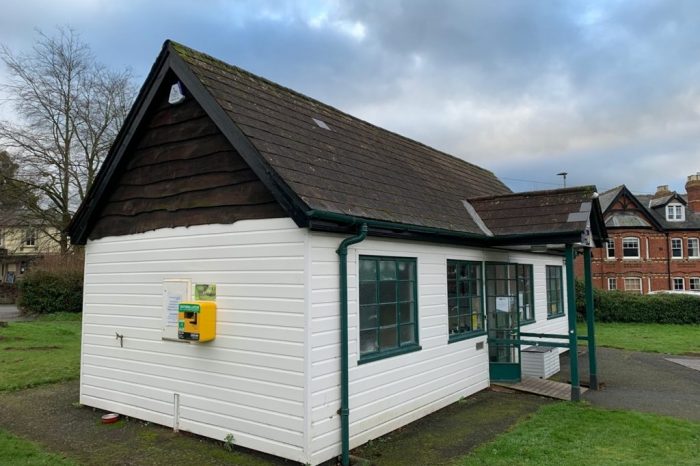 Defibrillator installed at Ross-on-Wye Tennis Centre