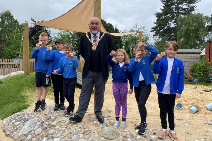 Ross-on-Wye Town Council provides Jubilee memento for local school children